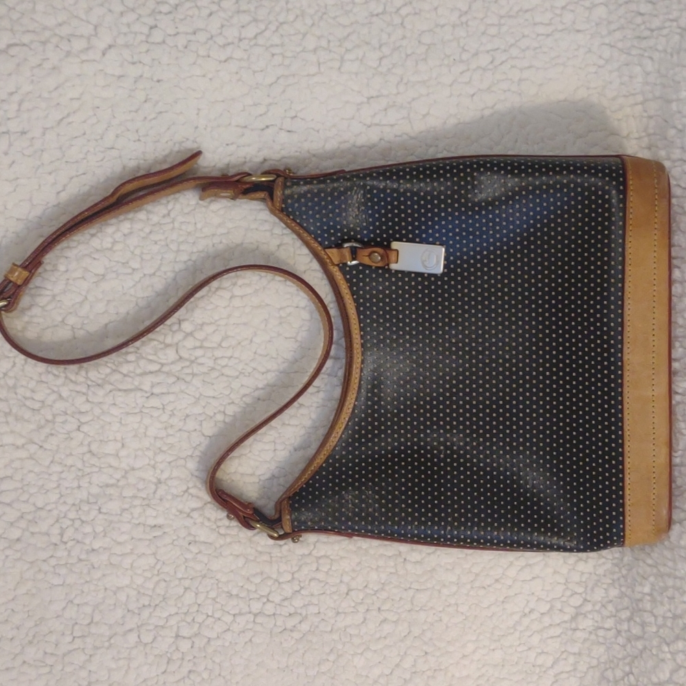 Dooney & Bourke ladies purse Black and leather..